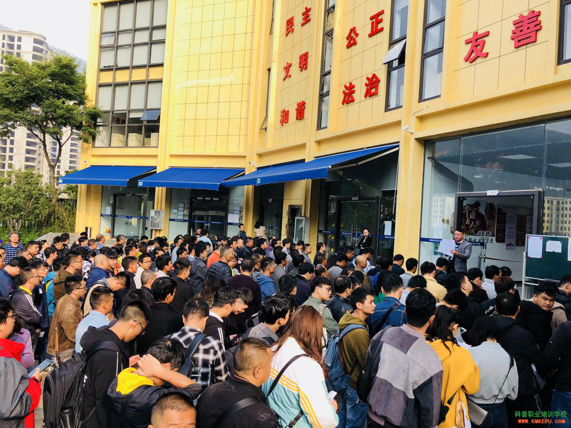 云南省高壓電工作業(yè)操作證新考證及復(fù)審報名需要什么資料？